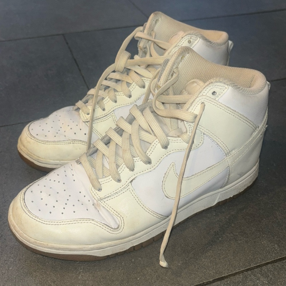 NIKE DUNKS nude and white